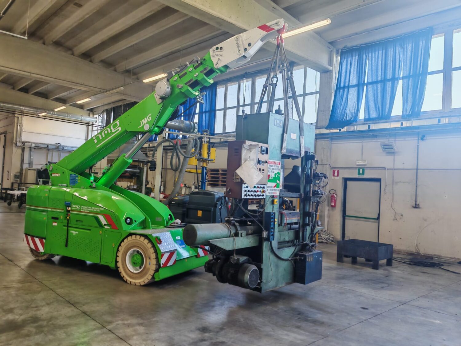 Gru elettrica in industria manifatturiera