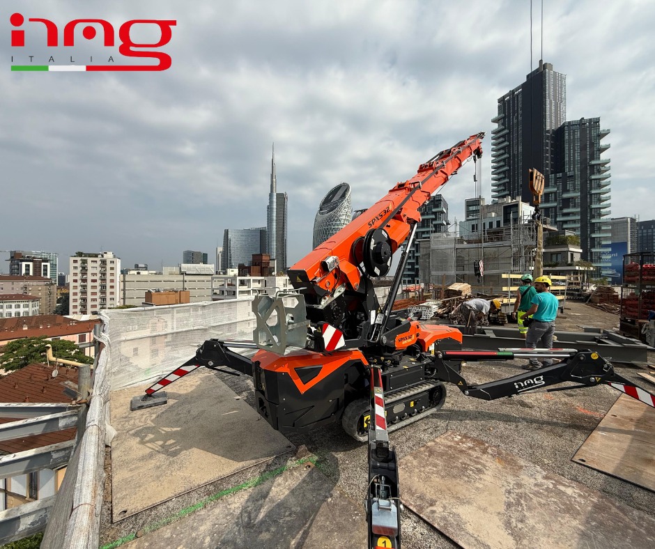 Gru elettrica su cantiere edile